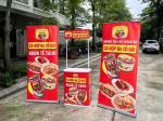 Booth sampling và standee: Bộ POSM cho điểm bán